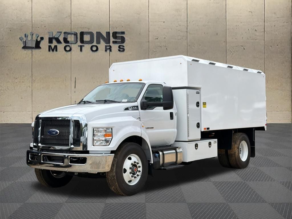 2027 Ford F-750SD Base
