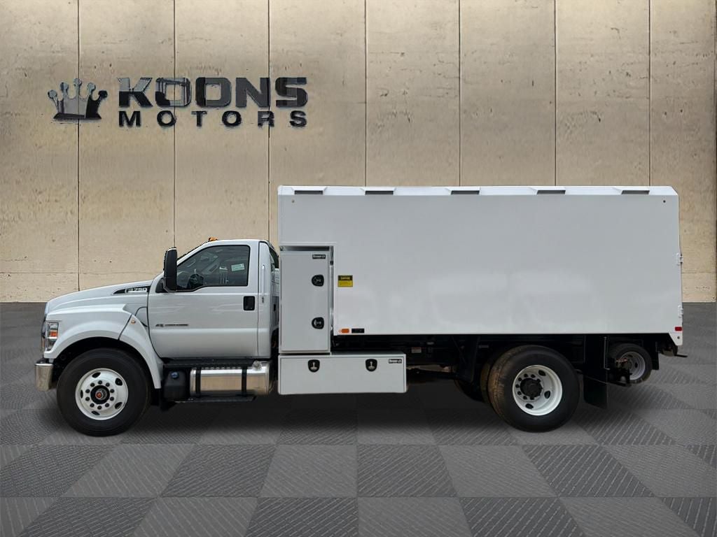 2027 Ford F-750SD Base