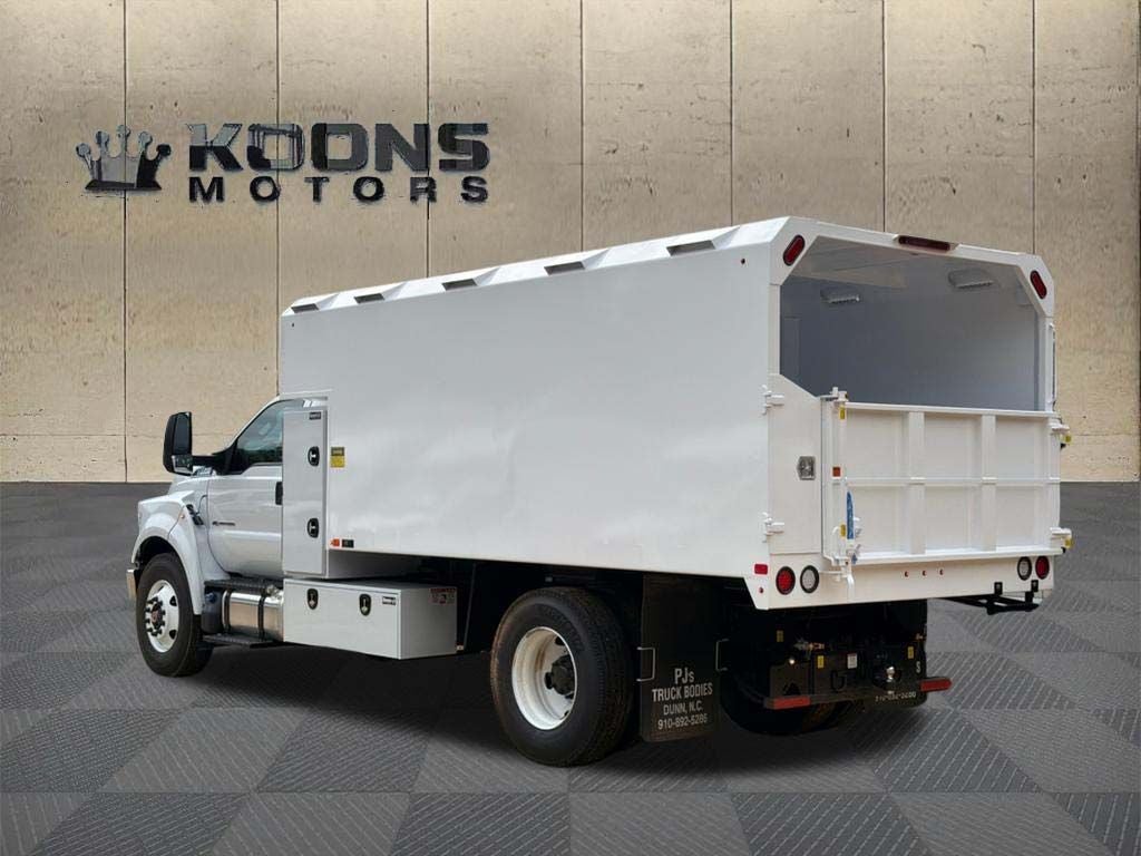 2027 Ford F-750SD Base
