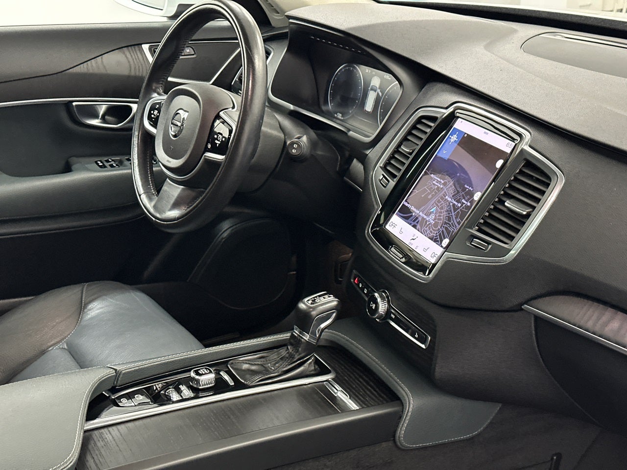 2020 Volvo XC90 T6 Momentum