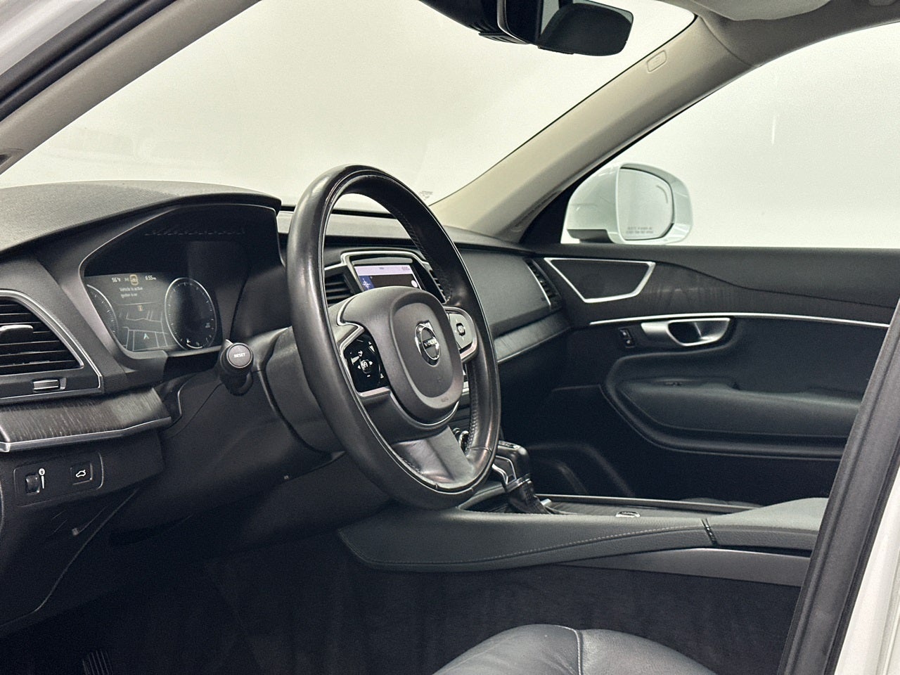 2020 Volvo XC90 T6 Momentum