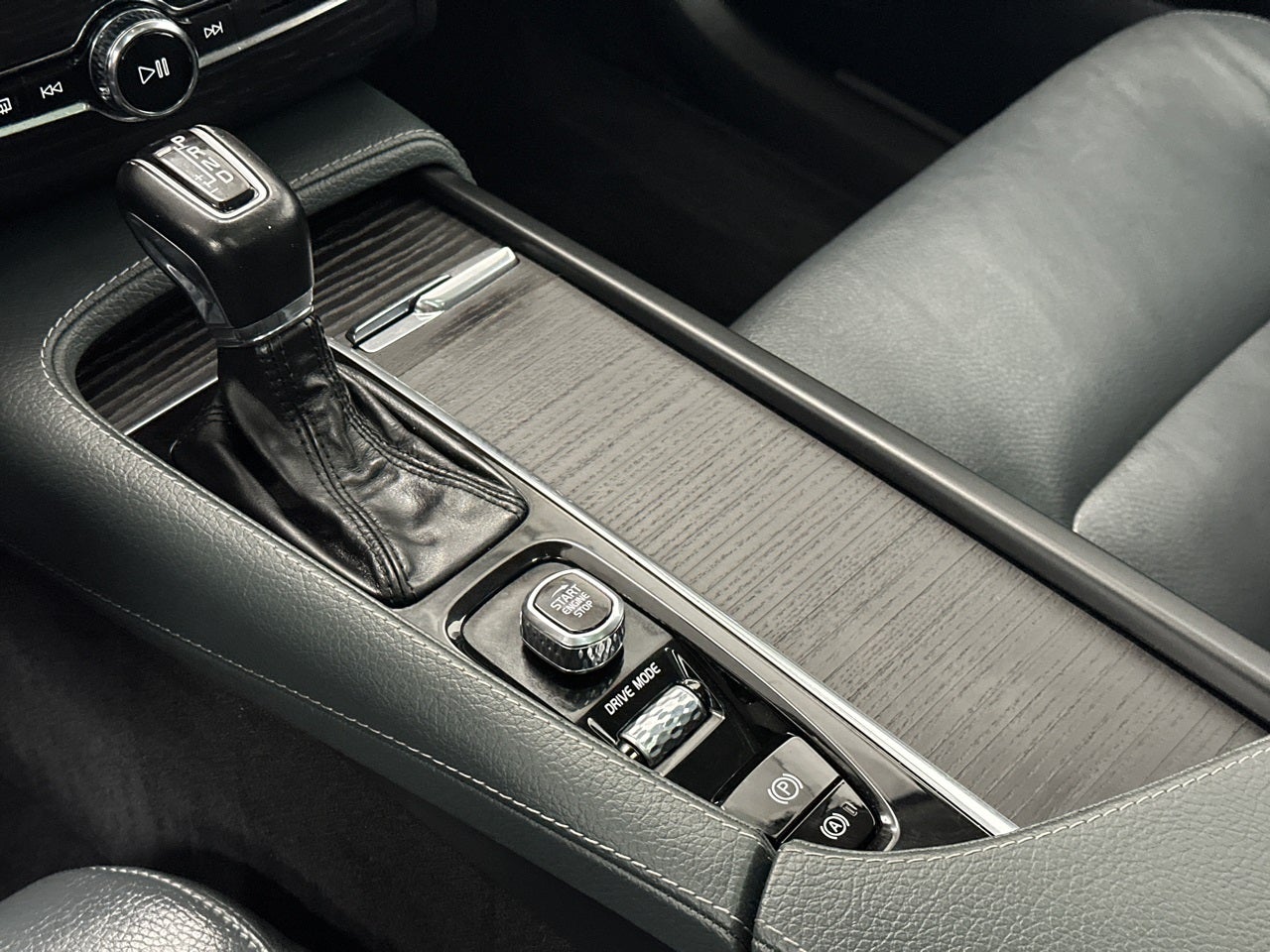 2020 Volvo XC90 T6 Momentum